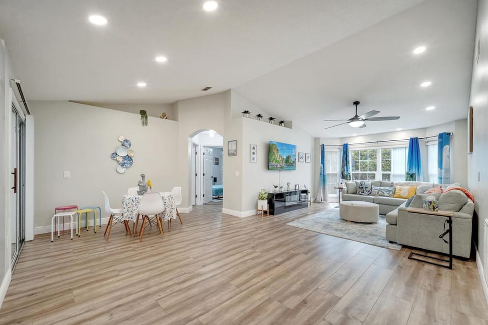 Entire House with Hot Tub Close to Orlando Disney and Beach House in Deltona
