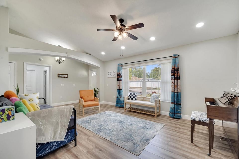 Entire House with Hot Tub Close to Orlando Disney and Beach House in Deltona