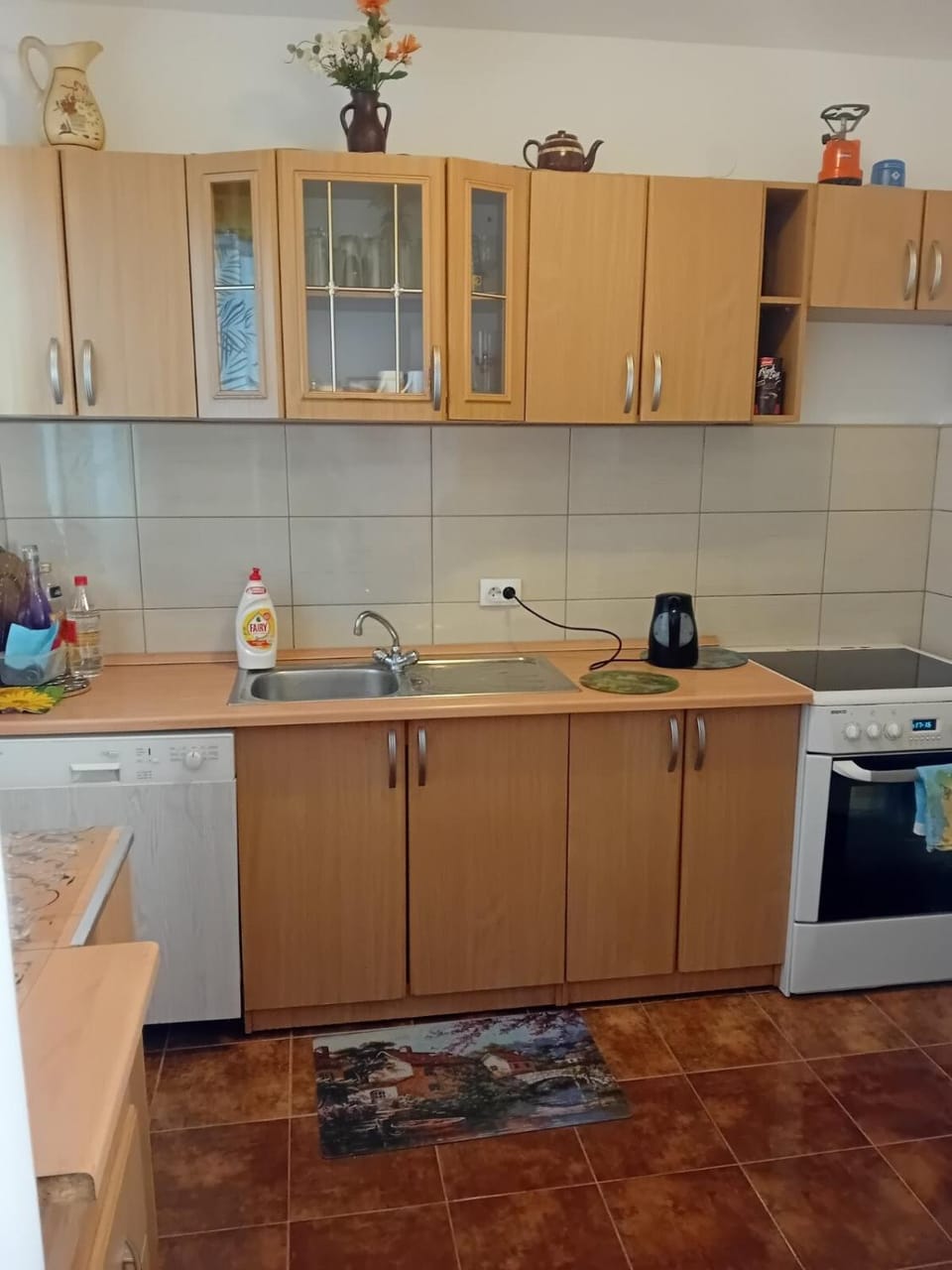 Kitchen or kitchenette, dishwasher, minibar, oven, stove