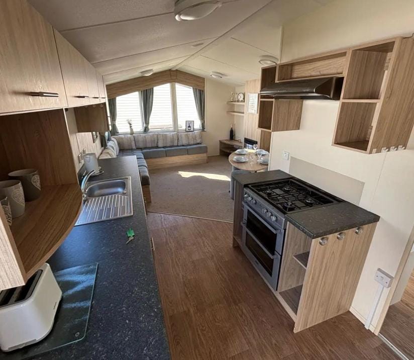 Kitchen or kitchenette, oven