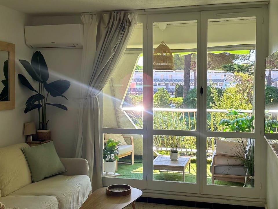 View (from property/room), Balcony/Terrace, Living room, Garden view, air conditioner