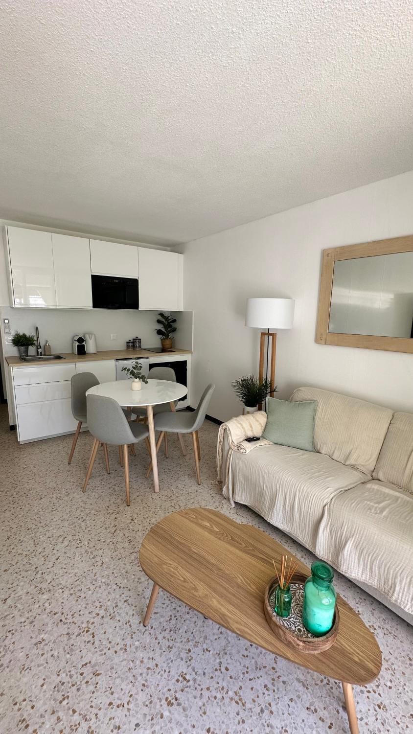 Kitchen or kitchenette, Living room, Dining area