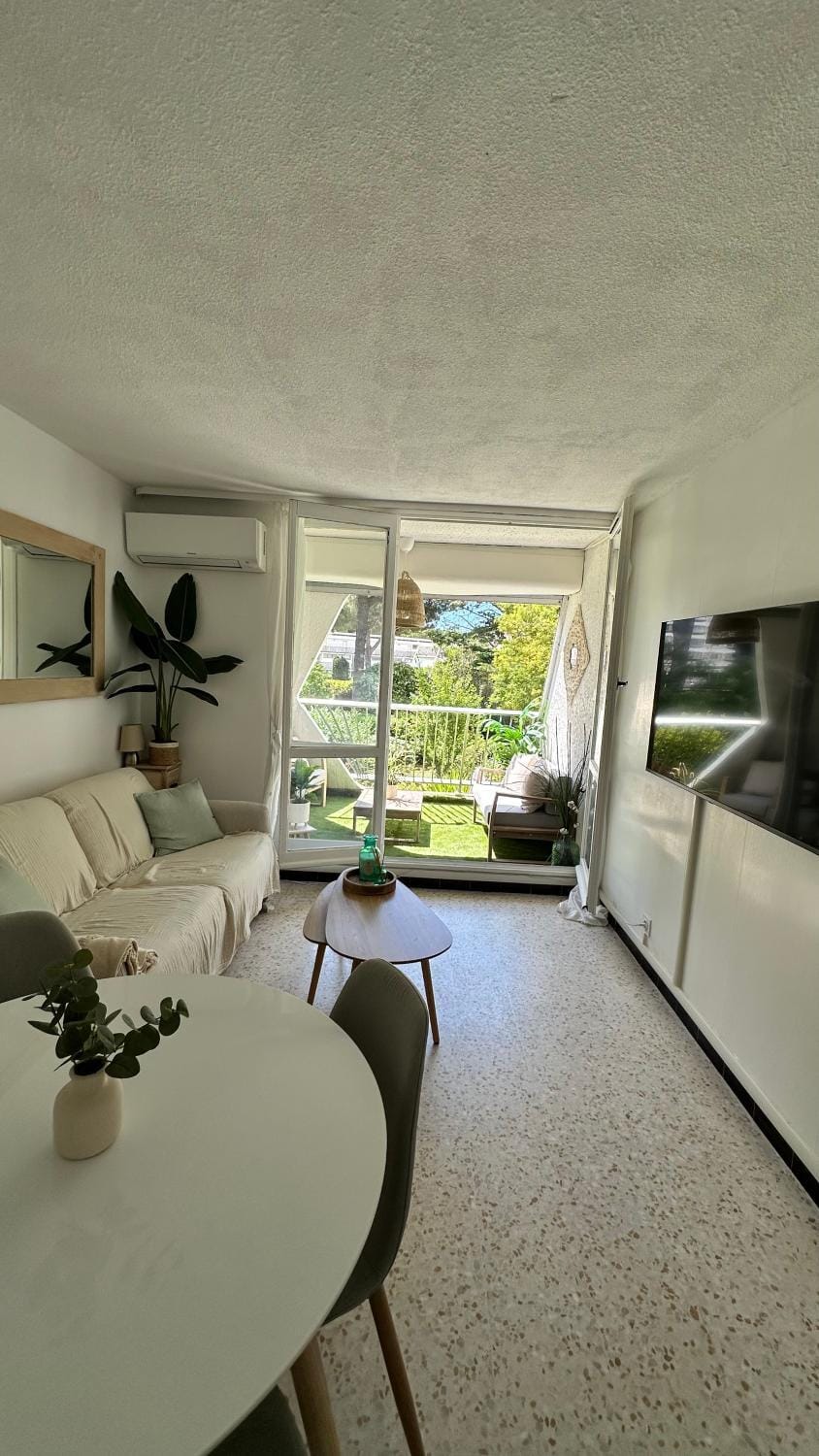 TV and multimedia, Living room, Seating area