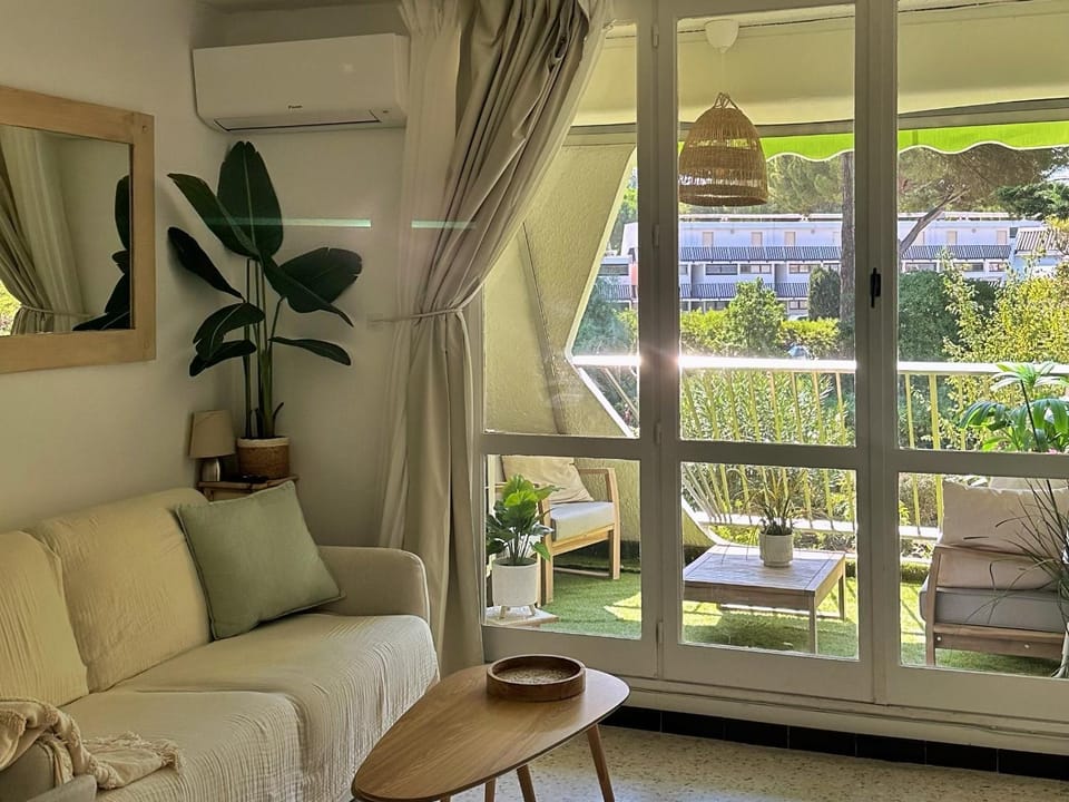 Patio, View (from property/room), Balcony/Terrace, Living room, Seating area, Garden view