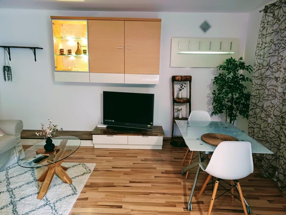Communal lounge/ TV room, TV and multimedia, Living room, Seating area