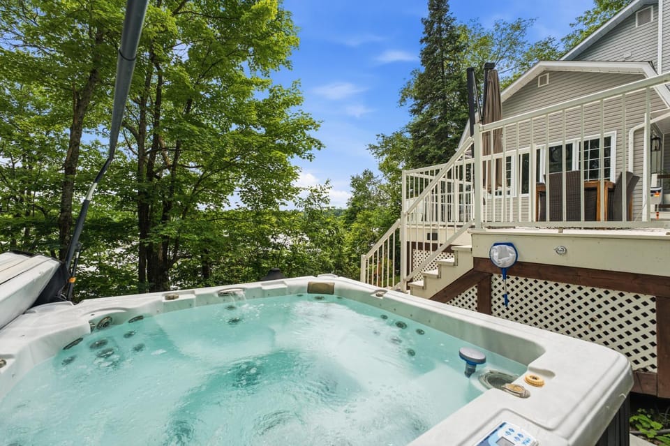 Beautiful Chalet Magog Chalet in New Hampshire