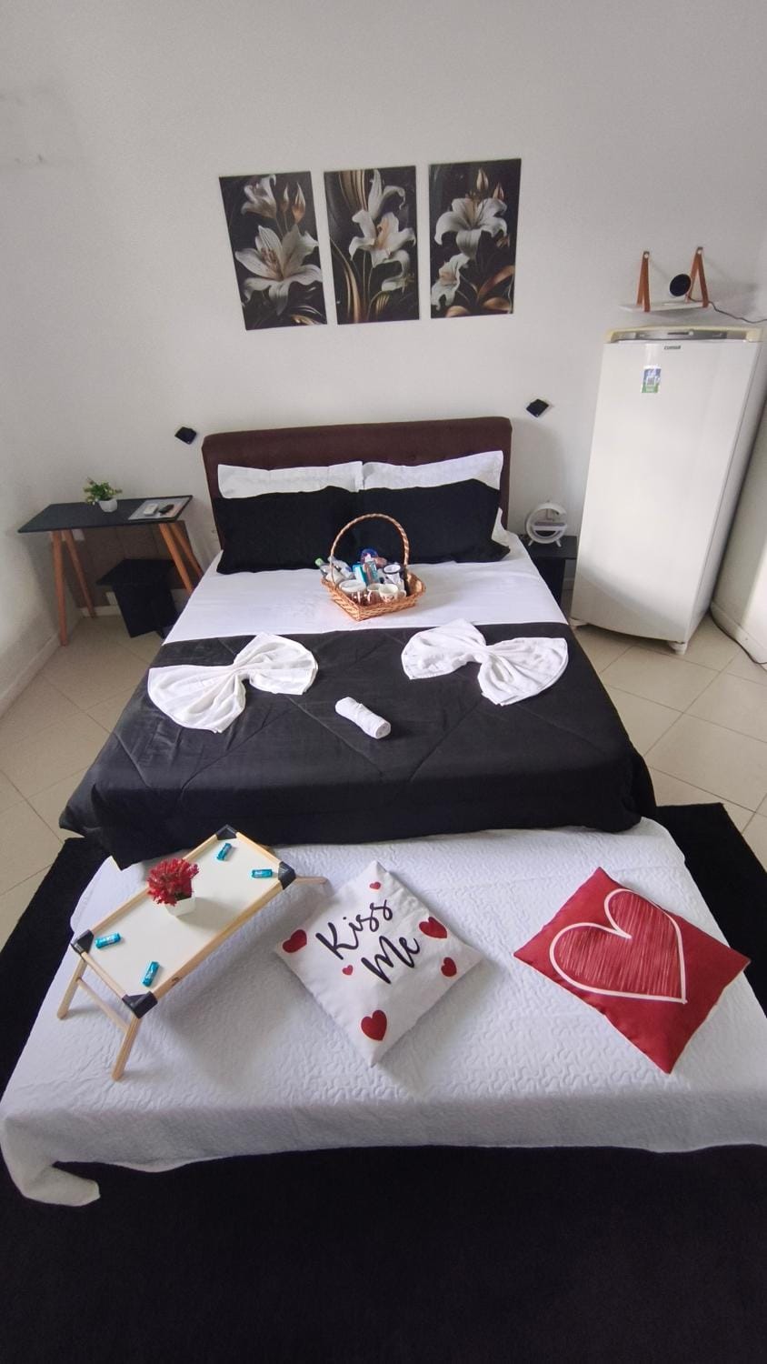 Bed, Photo of the whole room, Dining area, Bedroom, towels