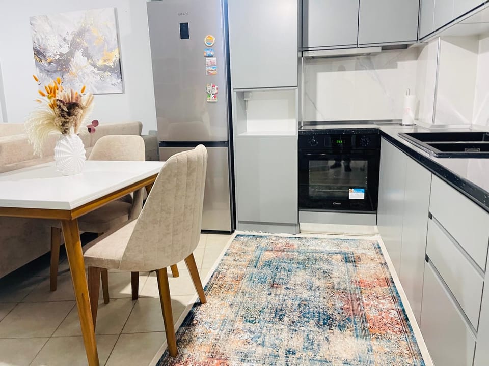 Kitchen or kitchenette, Dining area, oven, stove