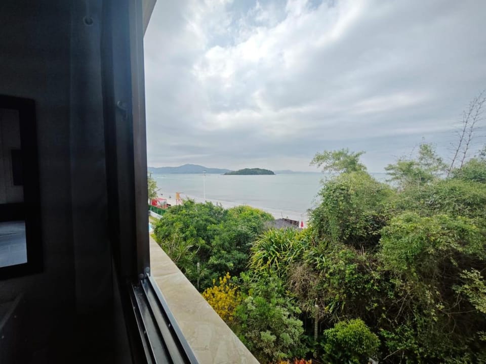 C102 Apartamento pé na areia, com vista frente mar Apartment in Florianopolis