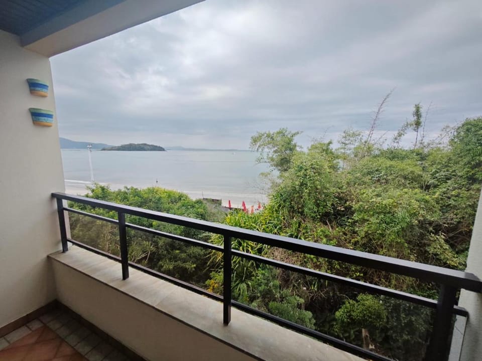 C102 Apartamento pé na areia, com vista frente mar Apartment in Florianopolis