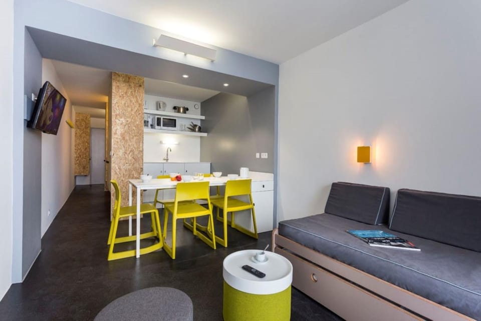 Communal lounge/ TV room, TV and multimedia, Dining area