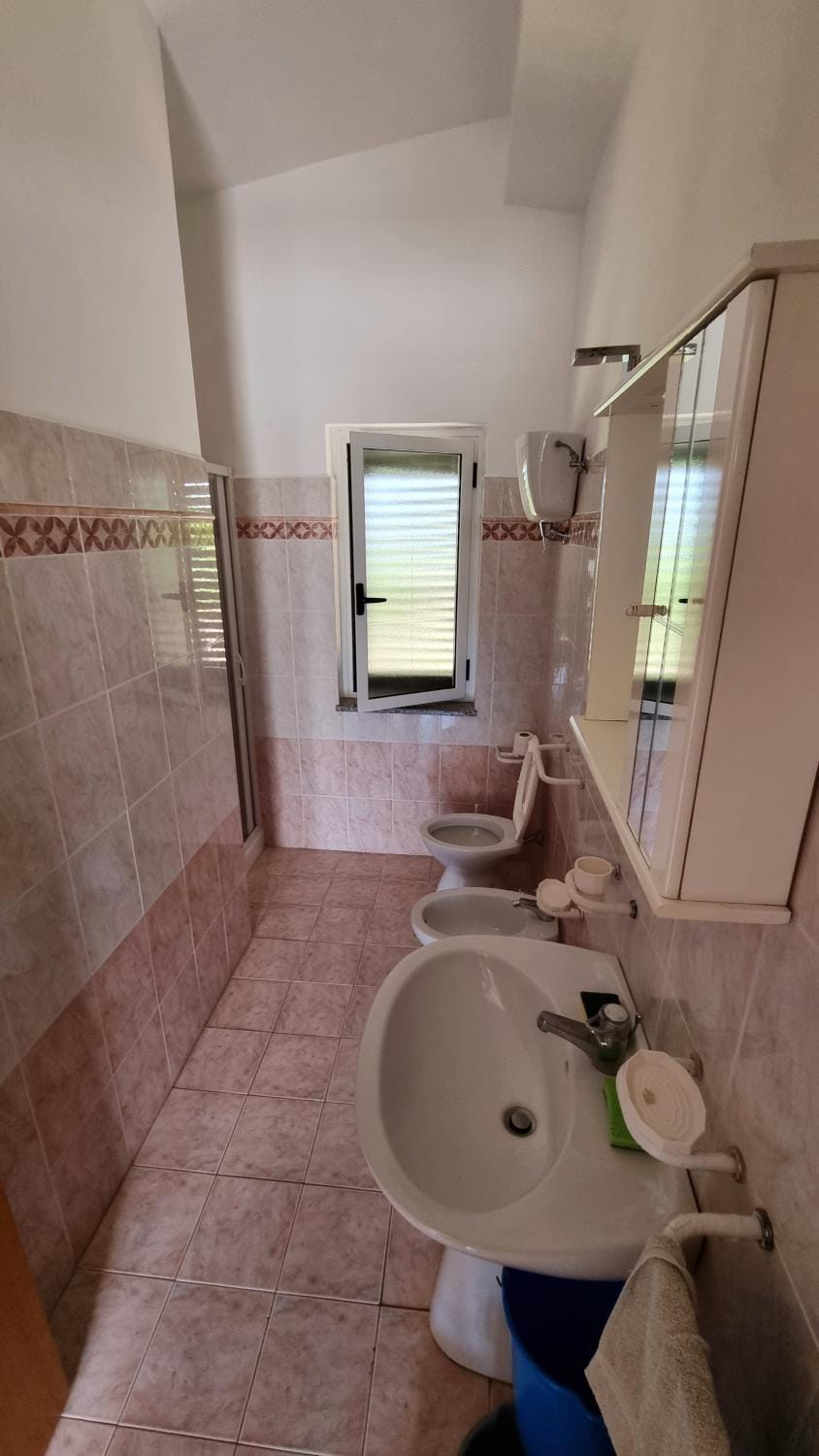 Shower, Toilet, Bathroom, bidet, towels