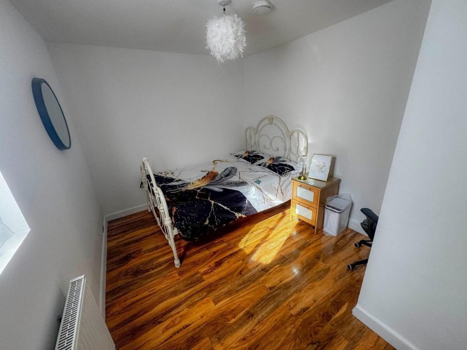 Secluded 4-Bedroom Bungalow Apartment in Edgware