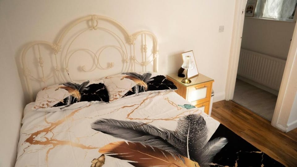 Secluded 4-Bedroom Bungalow Apartment in Edgware