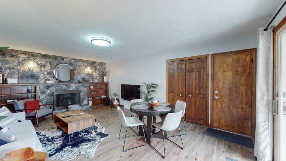 Snap, Set, Stay-Game Day Comfort Near It All House in Canton