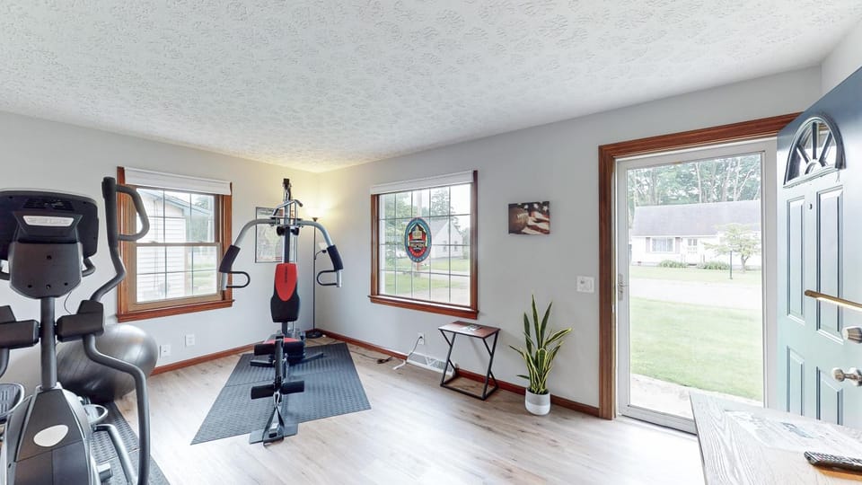 Snap, Set, Stay-Game Day Comfort Near It All House in Canton