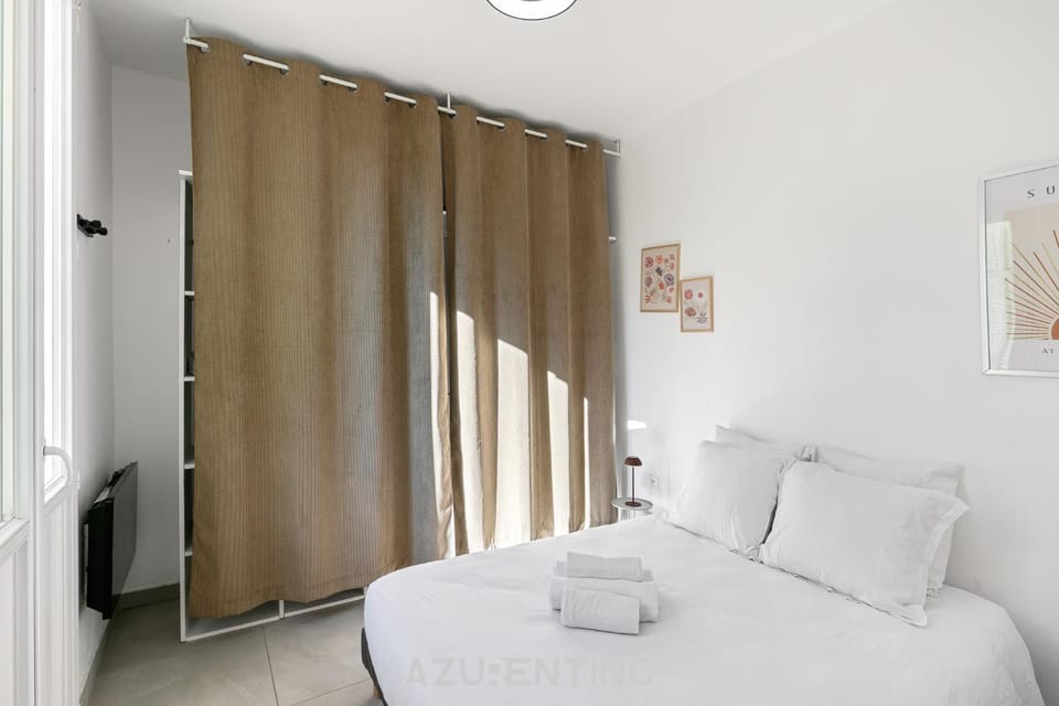 Bed, Photo of the whole room, Bedroom, storage, towels