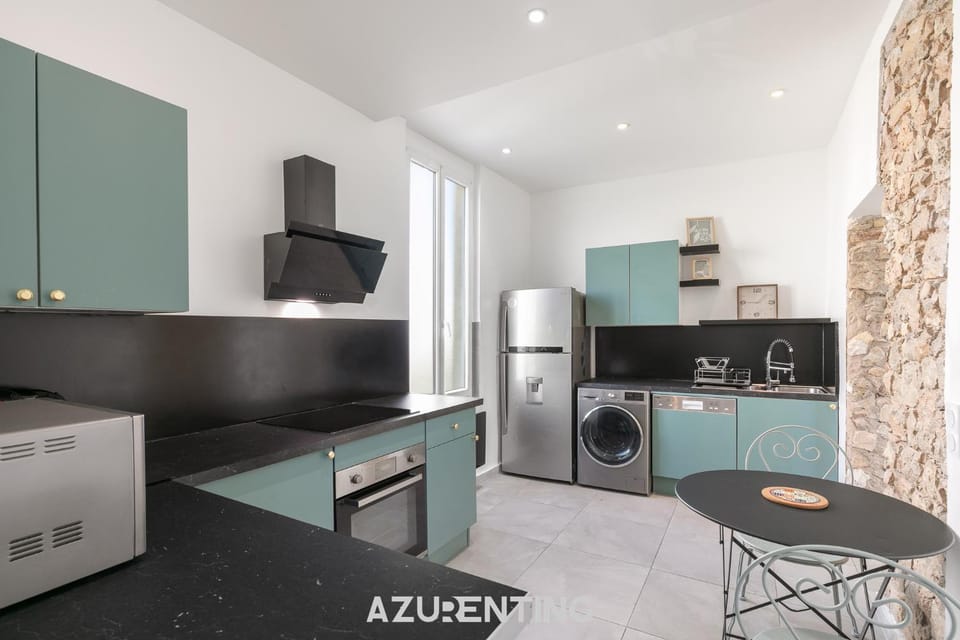 Coffee/tea facilities, Dining area, dishwasher, microwave, oven, washing machine, kitchen