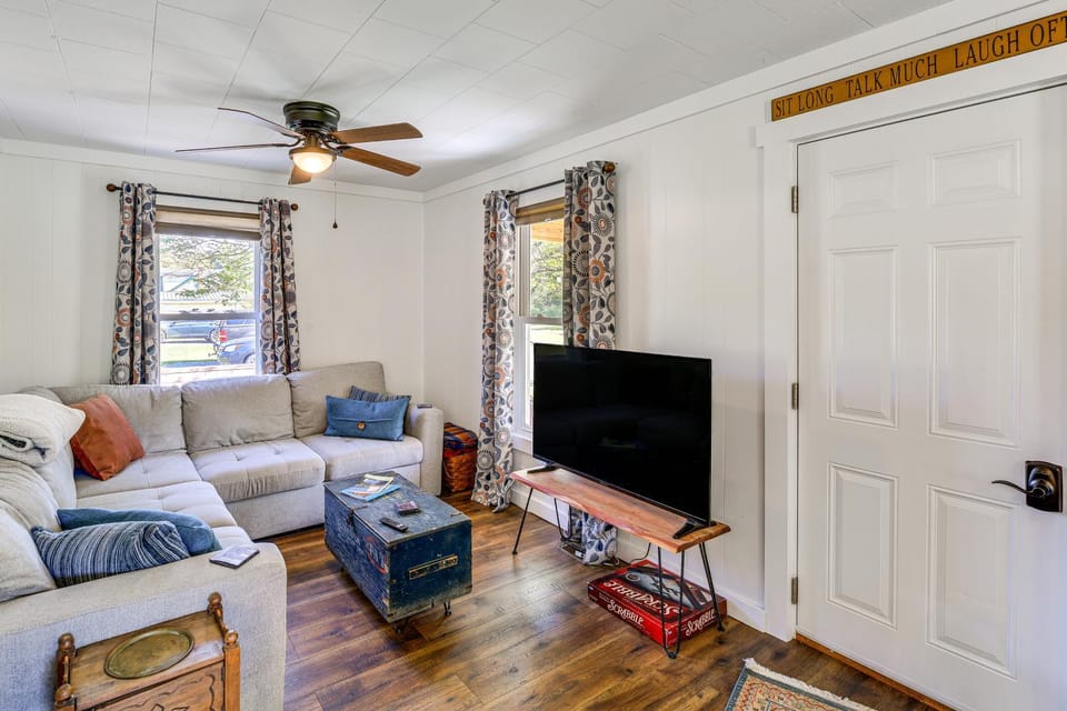 Walk to River & Trails: Cozy Damascus Cottage! House in Damascus
