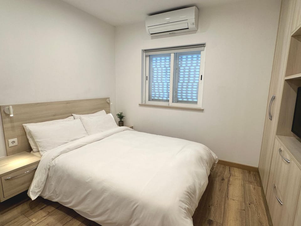 Bed, TV and multimedia, Photo of the whole room, Bedroom, air conditioner