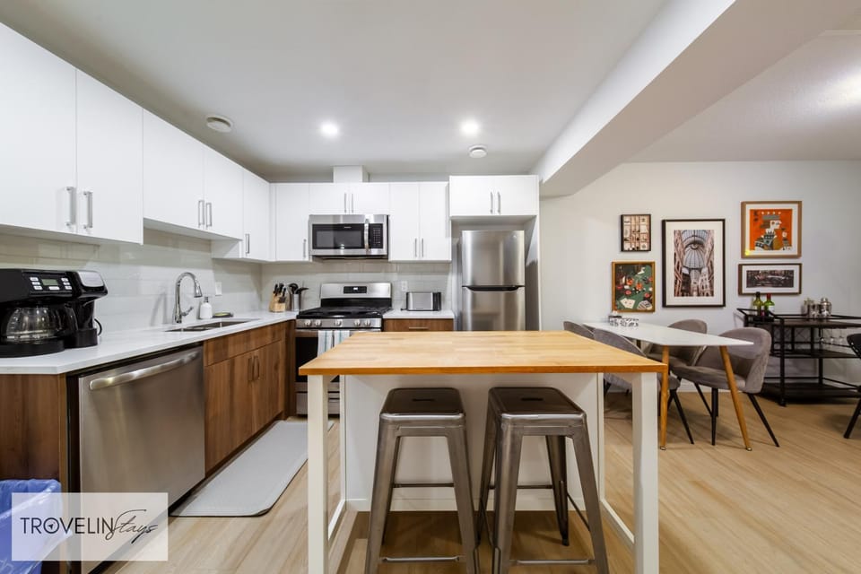Kitchen or kitchenette, Dining area, dishwasher, oven, pet friendly, stove, toaster
