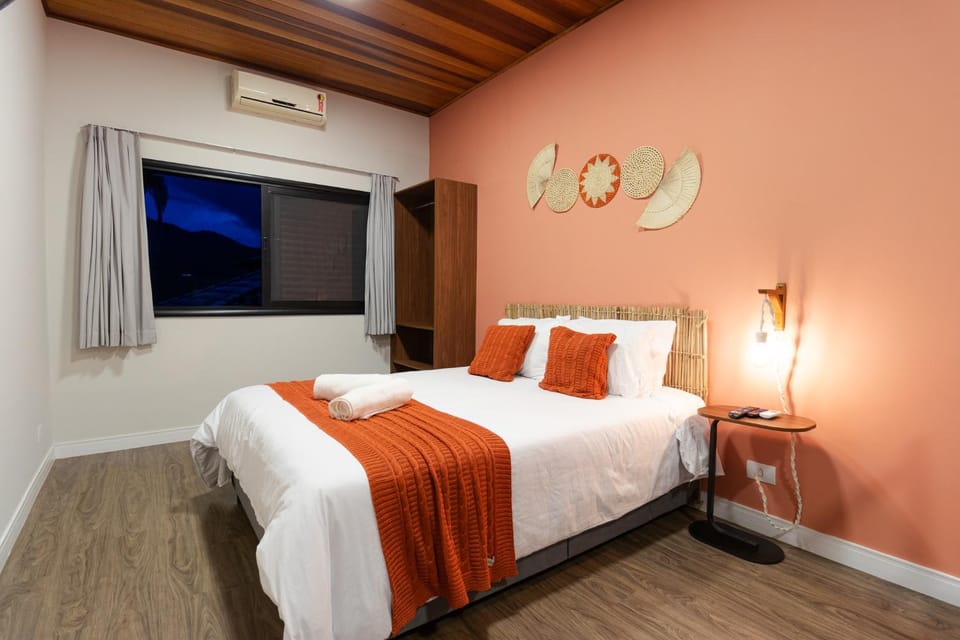 Bed, Photo of the whole room, Bedroom, air conditioner