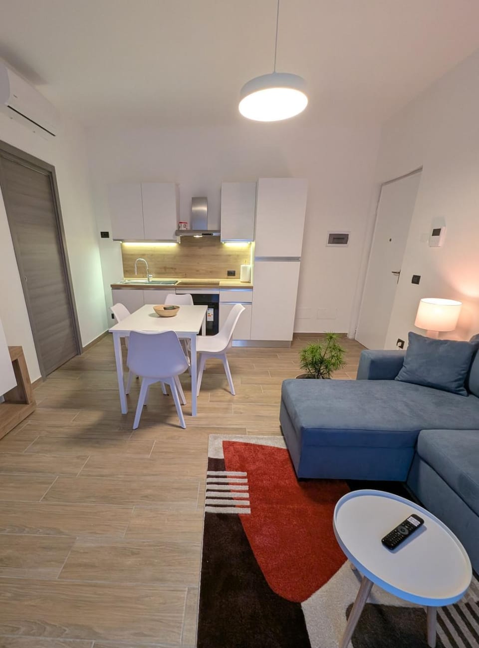 TV and multimedia, Kitchen or kitchenette, Living room, Seating area, Dining area