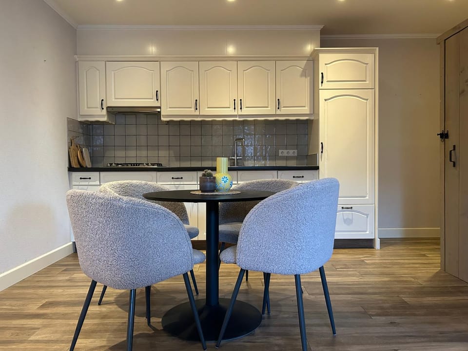 Kitchen or kitchenette, Dining area, kitchen