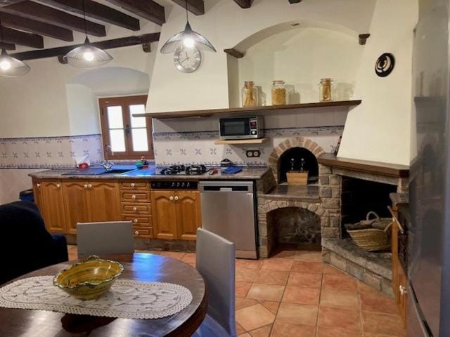 Kitchen or kitchenette, Dining area, stove