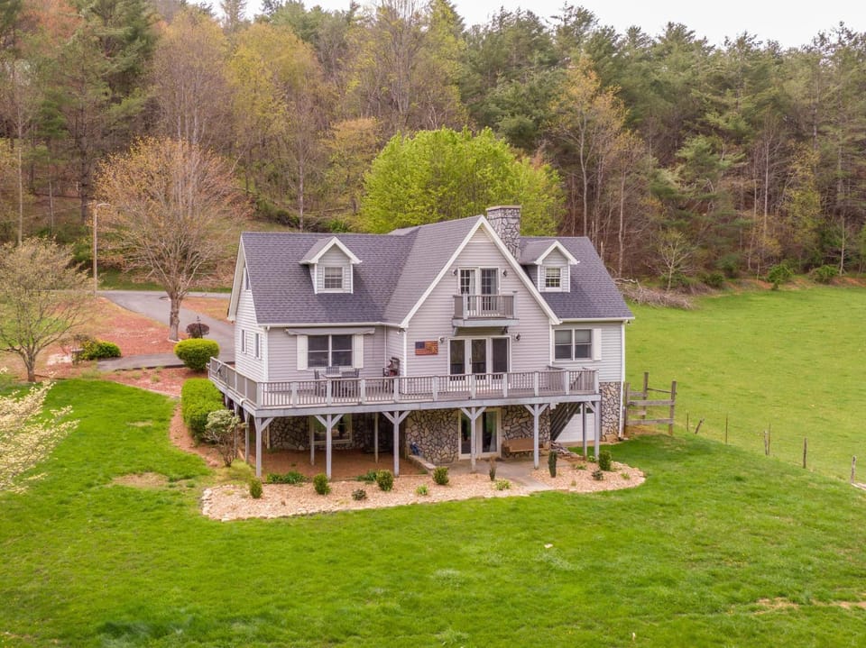Riverbank Retreat House in North Carolina