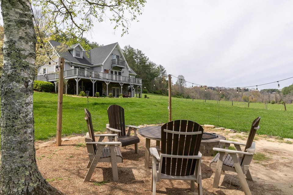 Riverbank Retreat House in North Carolina