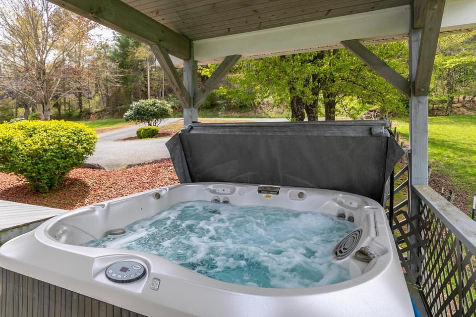 Riverbank Retreat House in North Carolina