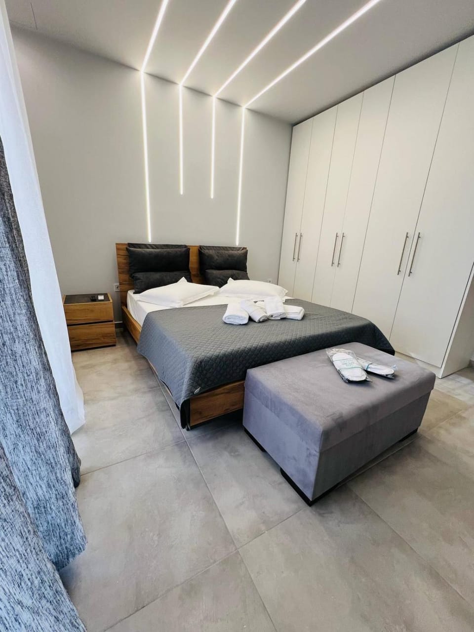 Photo of the whole room, Bedroom, wardrobe