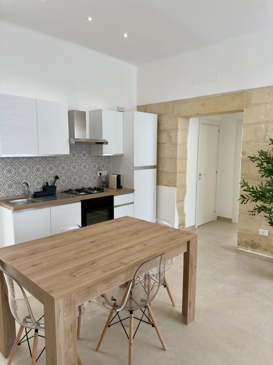 Kitchen or kitchenette, Dining area, stove