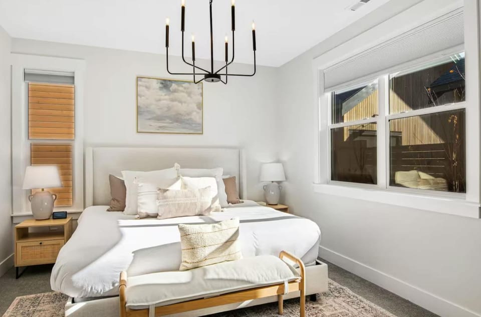 Panorama Pines in Suncadia- Hot Tub, BBQ, Firepit, Outdoor Seating, Fully Equipped Kitchen, Smart TVs, Hi-speed Wi-Fi House in Ronald