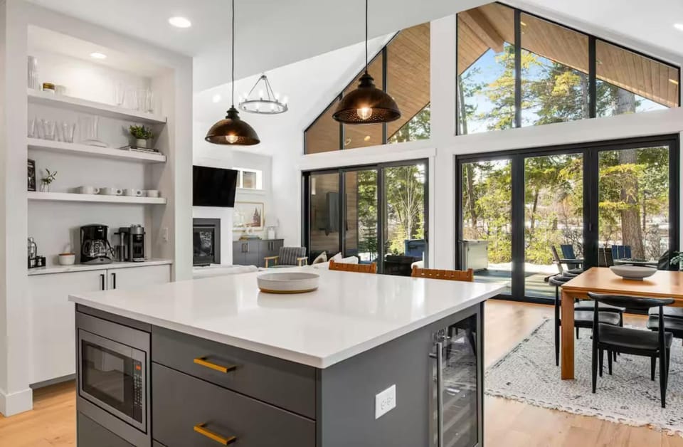 Panorama Pines in Suncadia- Hot Tub, BBQ, Firepit, Outdoor Seating, Fully Equipped Kitchen, Smart TVs, Hi-speed Wi-Fi House in Ronald