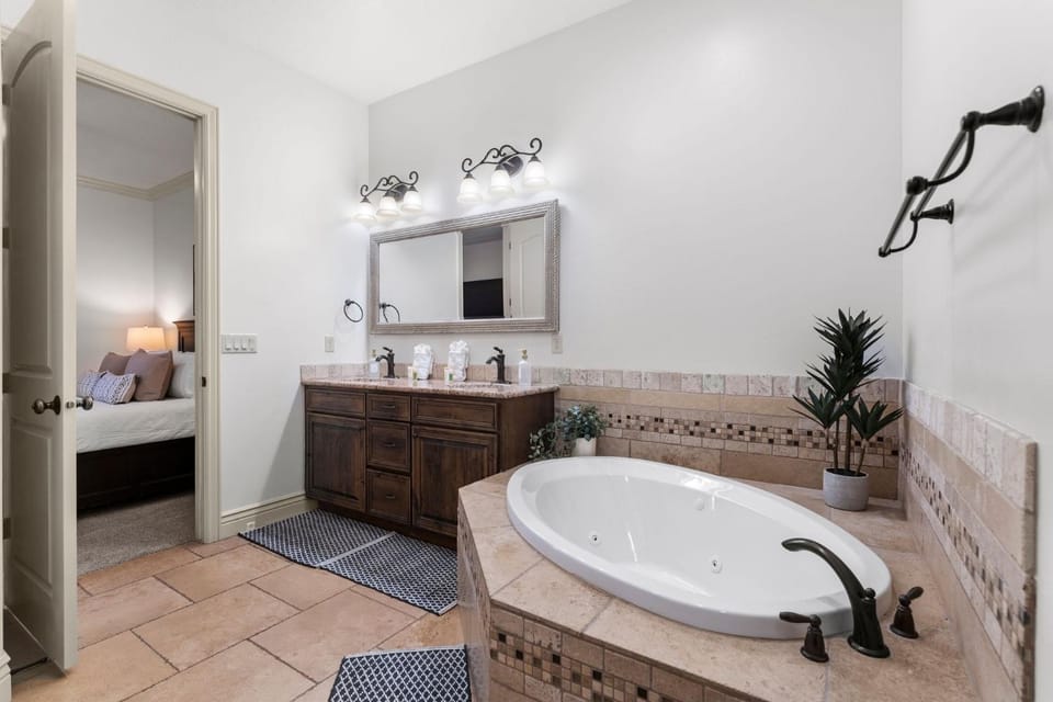 Top-Floor Desert Oasis - Balcony Fireplace Jacuzzi Apartment in Washington