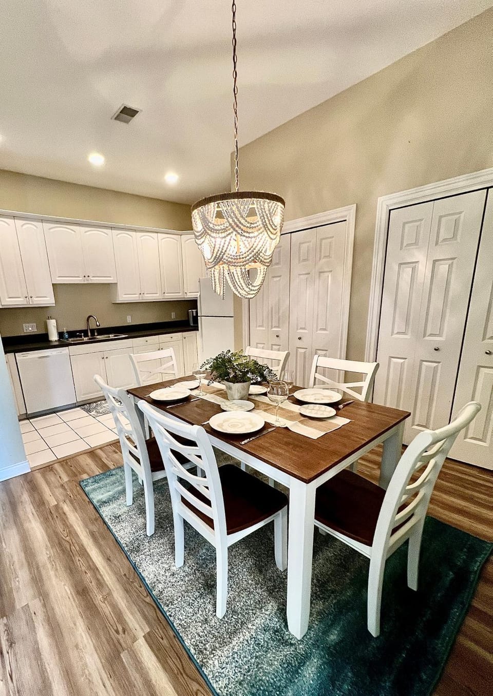 Kitchen or kitchenette, Dining area