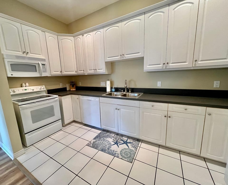 Kitchen or kitchenette, dishwasher, oven, pet friendly, stove