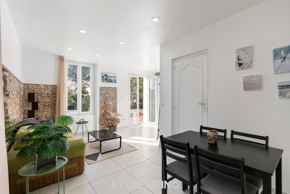 Seating area, Dining area