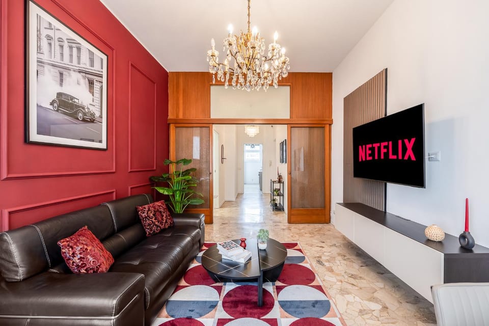 TV and multimedia, Living room, Seating area, Evening entertainment