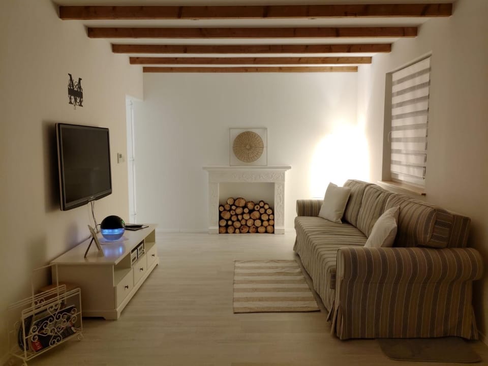 Communal lounge/ TV room, TV and multimedia, Living room, Seating area, Evening entertainment