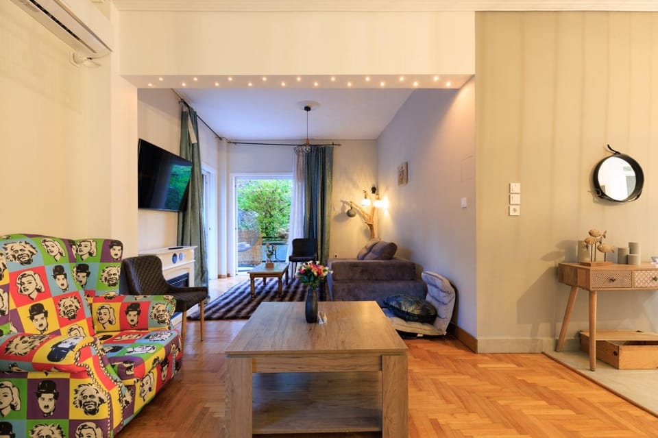 Aiolos Elegant retro suite in GLYFADA centre Apartment in South Athens