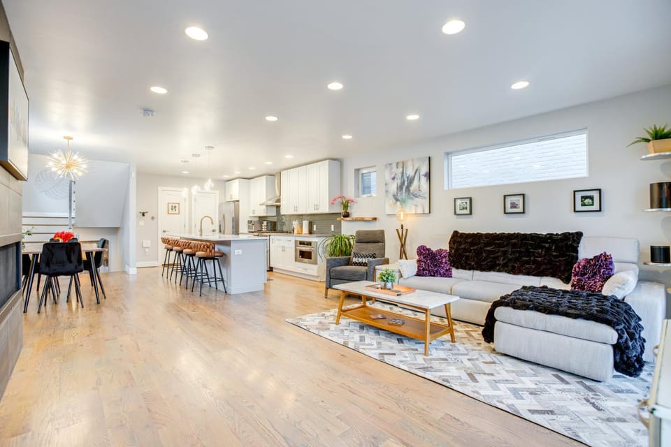 1 Mi to Dtwn Denver: Sleek Duplex w/ Rooftop Deck! House in Denver