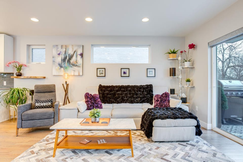 1 Mi to Dtwn Denver: Sleek Duplex w/ Rooftop Deck! House in Denver