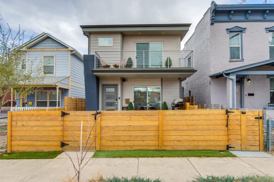 1 Mi to Dtwn Denver: Sleek Duplex w/ Rooftop Deck! House in Denver