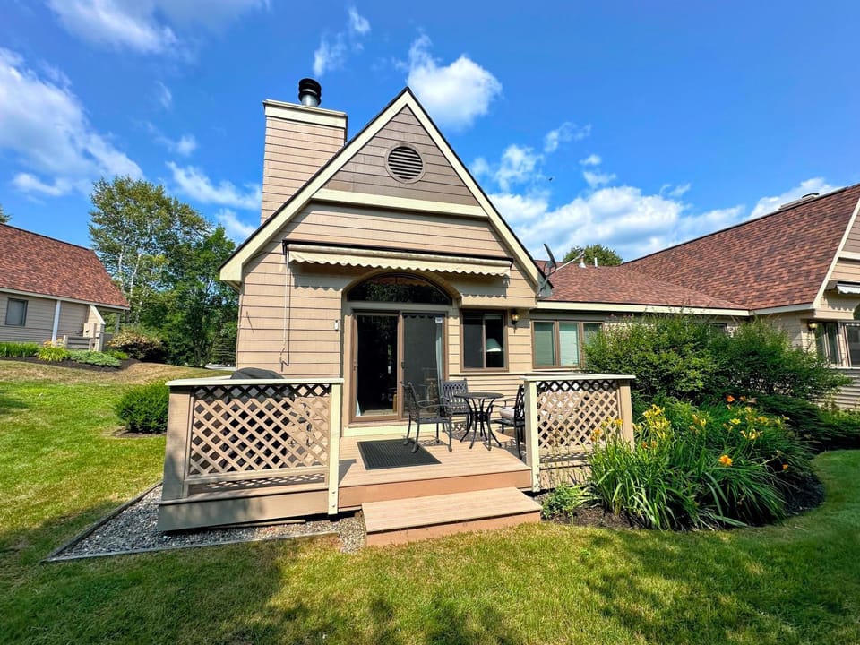 FV44 tastefully updated single level with AC WiFi minutes from skiing House in Bretton Woods