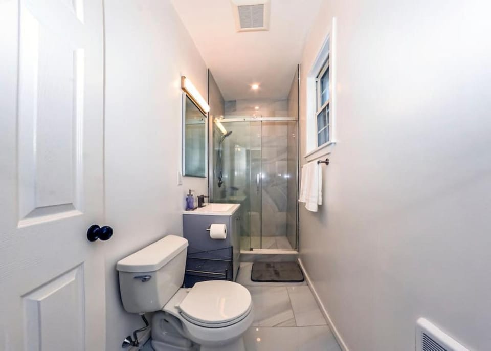 Boston Historical Urban Oasis - 6 bedroom 3 bath House in Allston