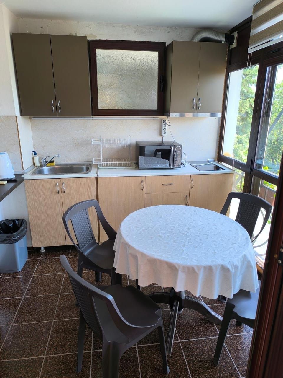 Kitchen or kitchenette, Dining area