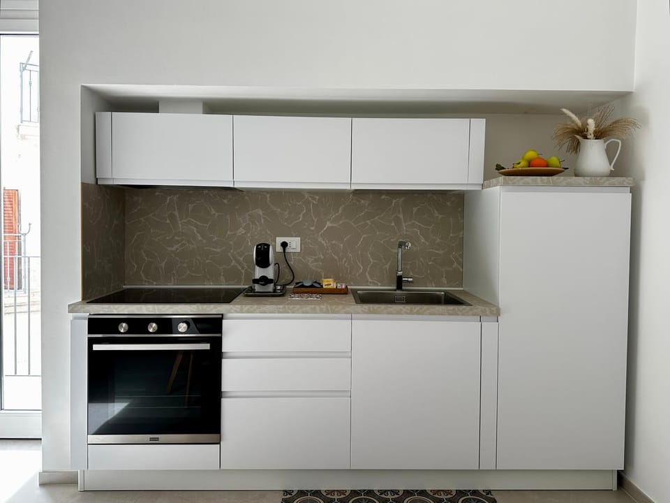 Coffee/tea facilities, Kitchen or kitchenette, stove